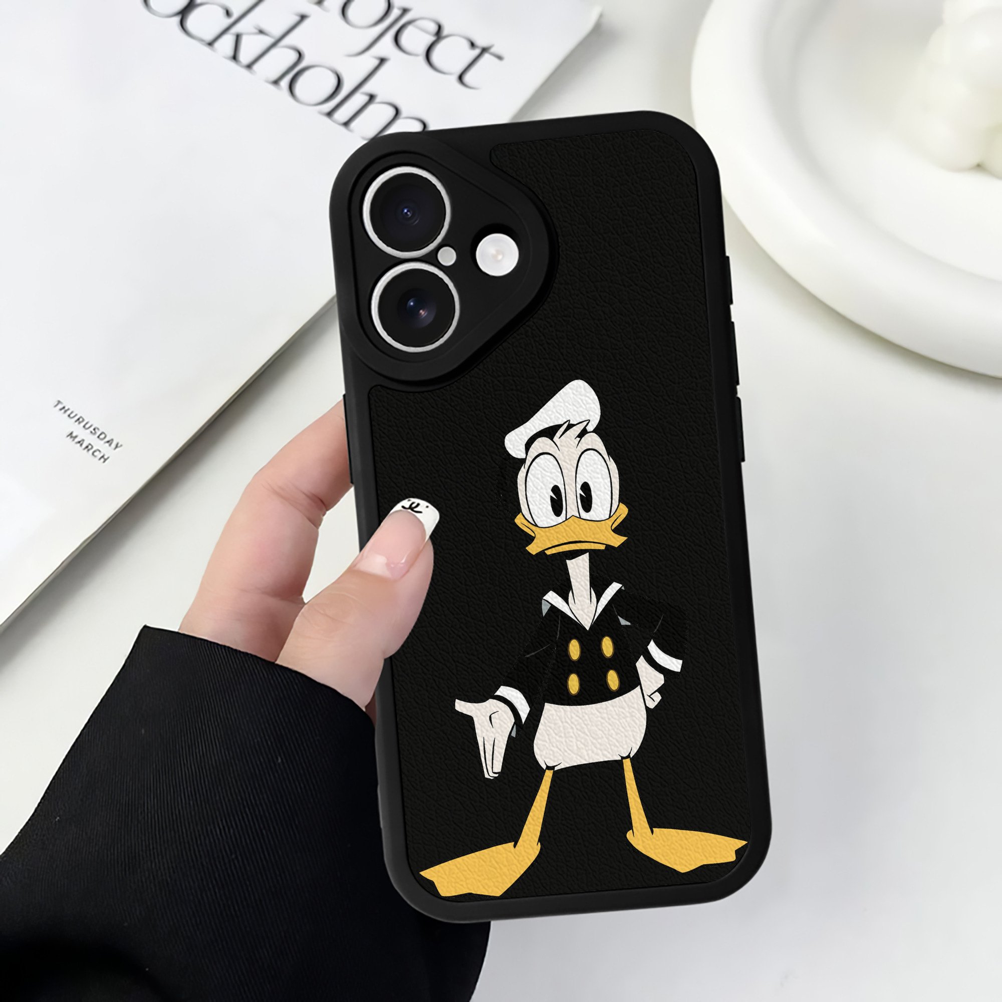 （画像用） ミッキーマウス Mickey Mouse 【iPhone 16シリーズ対応】シリコンスマホケース（レザー調） 材質：シリコン